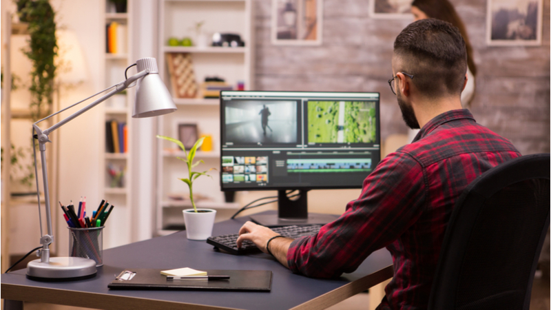 persona che guarda monitor